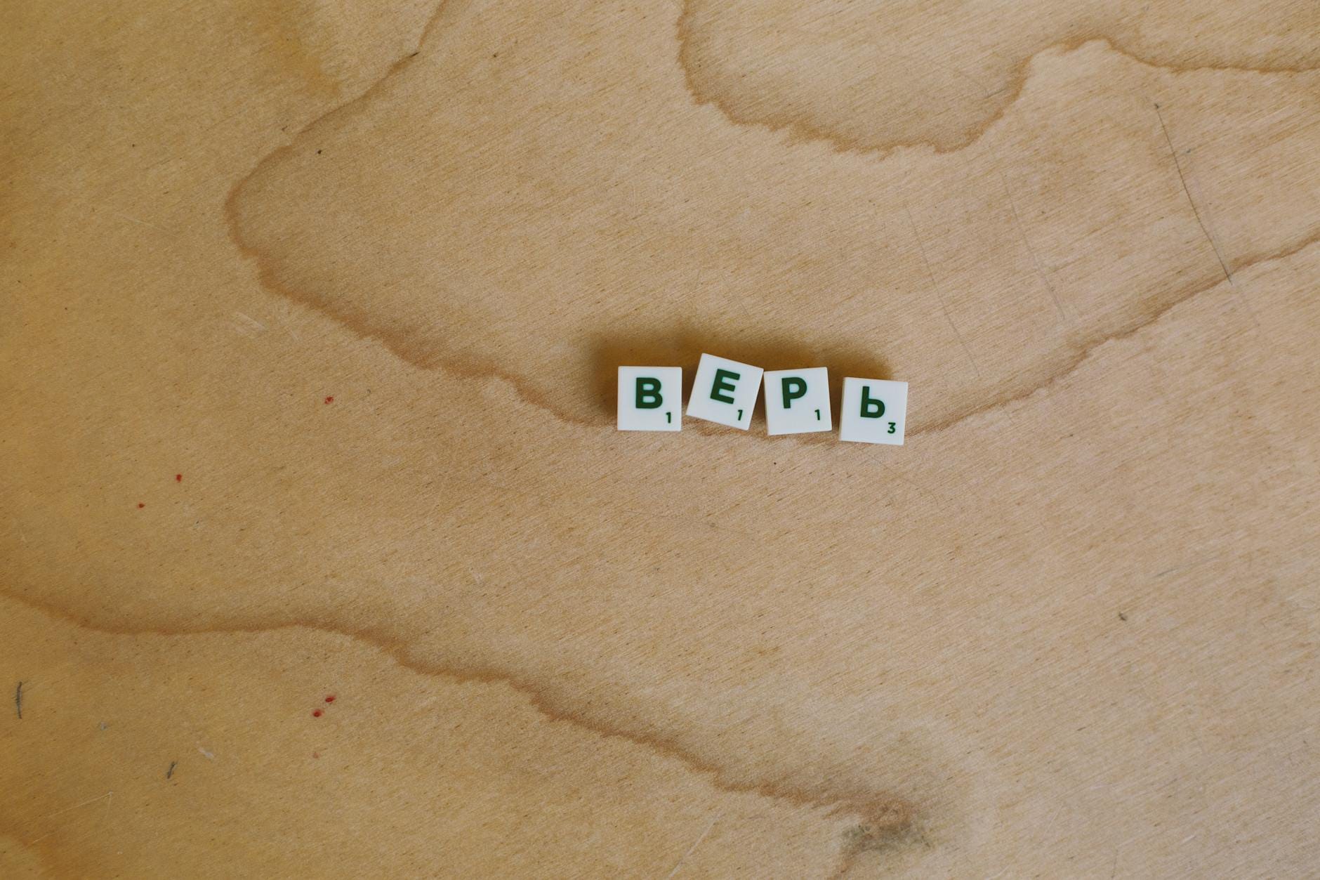 Kafelki Scrabble z rosyjskim napisem wierz na drewnianym tle
