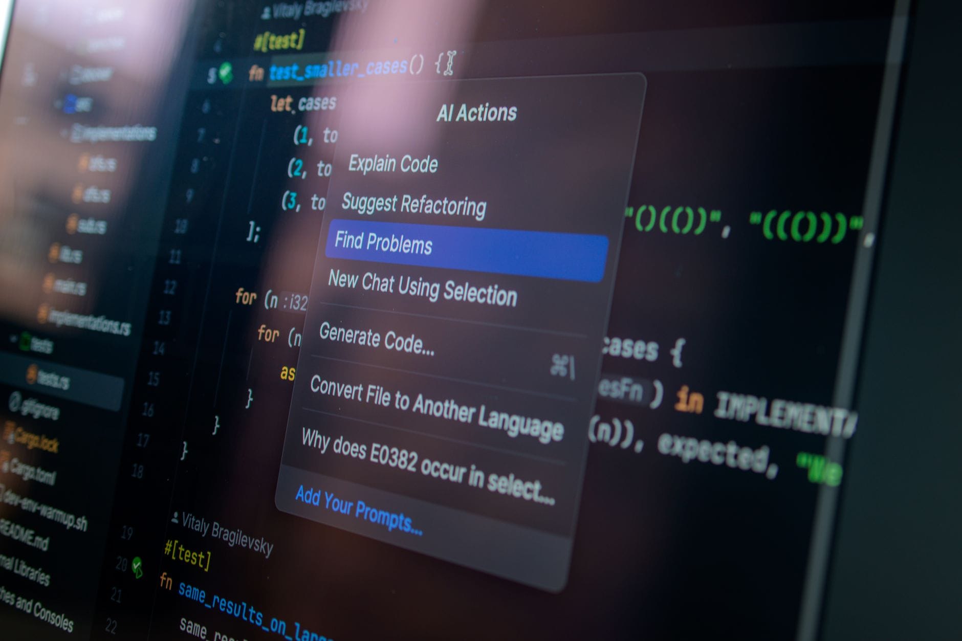 Ekran komputera z kodem i menu akcji AI wspierających programistę